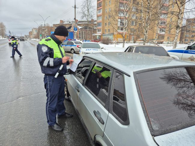Ухтинские автоинспекторы проверили 53 авто на пр-те Космонавтов
