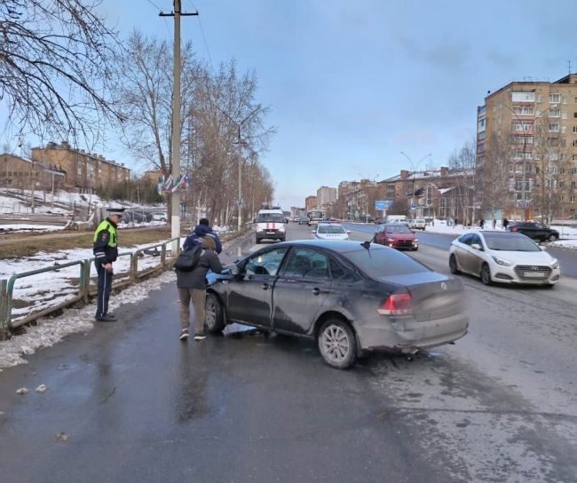 В Ухте Volkswagen врезался в столб